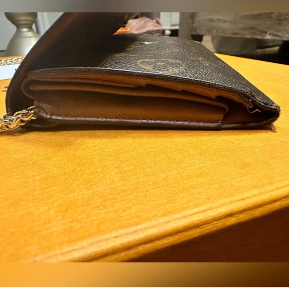 LV Monogram - Picture 1 of 6
